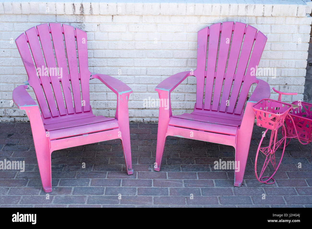 Deux chaises de plage rose dehors sur le trottoir, Fire Island, New York  Photo Stock - Alamy
