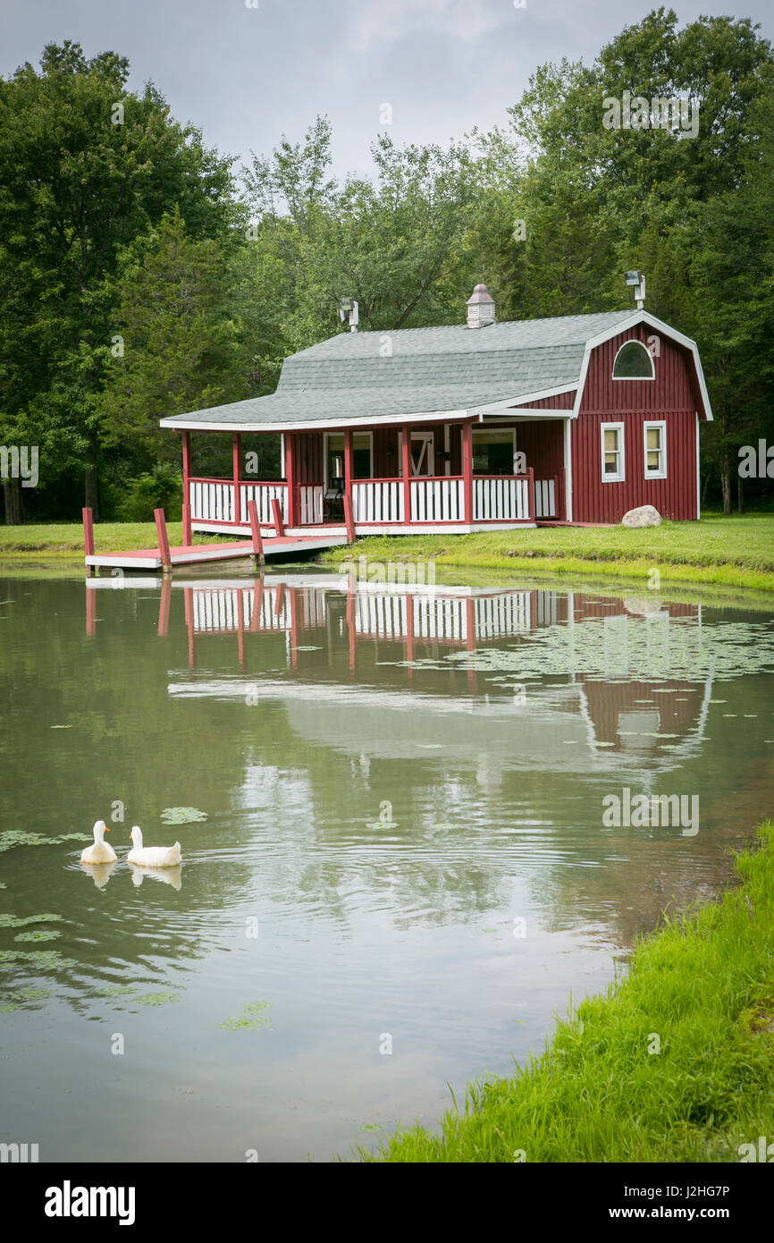 Grange rénovée pittoresque à côté d'un étang, à Hudson, New York, USA. Banque D'Images