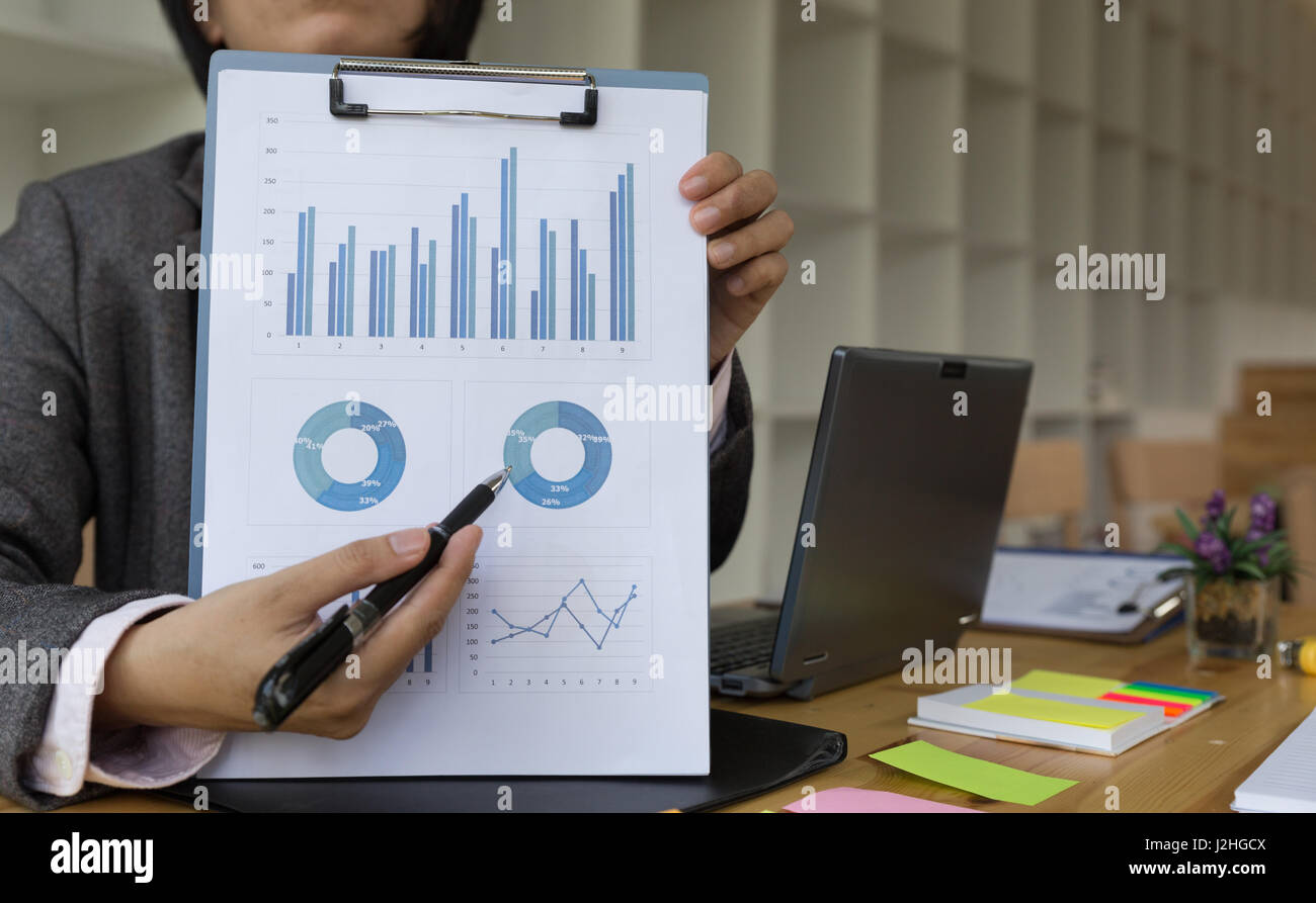 Personne d'affaires présents à l'investisseur professionnel travaillant nouveau projet de démarrage. Réunion des gestionnaires des finances et la discussion sur des données sur les cartes d'une analyse Banque D'Images