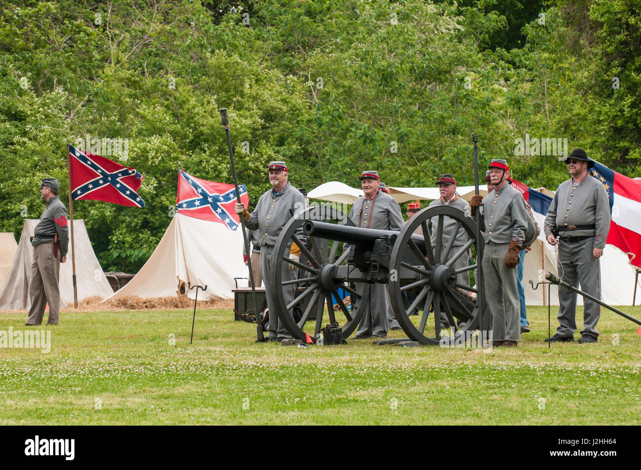 L'unité d'artillerie confédérée cannon action durant le tonnerre sur la reconstitution de la guerre civile de Roanoke à Plymouth, Massachusetts, USA. Banque D'Images