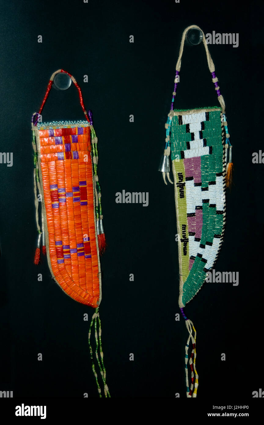 Le Mandan, Hidatsa et Arikara femmes passait de longs hivers créer de belles de l'artisanat tels que la décoration de ces gaines de couteau de perles et de porc-épic. Banque D'Images