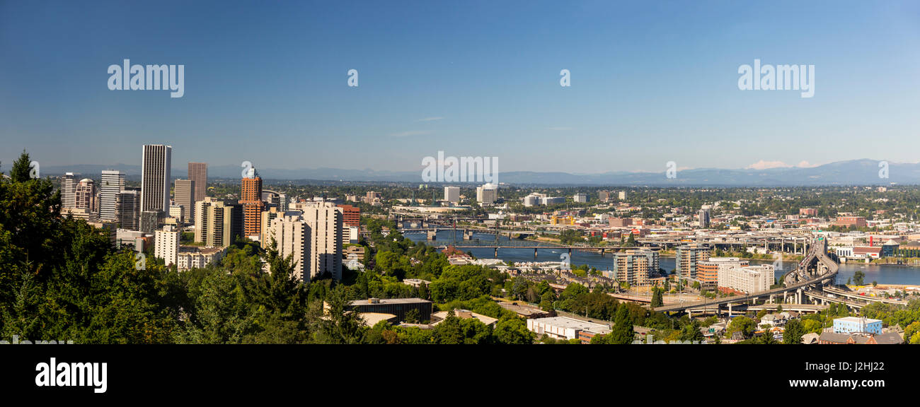 USA (Oregon, Portland. Le centre-ville et waterfront park vu depuis le pont en acier. Banque D'Images