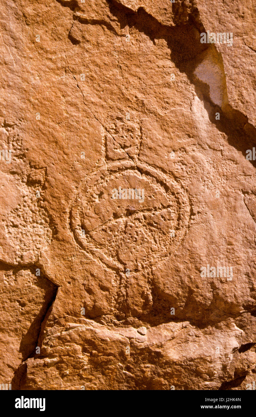 La sculpture sur pierre de pétroglyphes du SEI un symbole de l'homme guerrier avec bouclier, Utah Vernal Banque D'Images