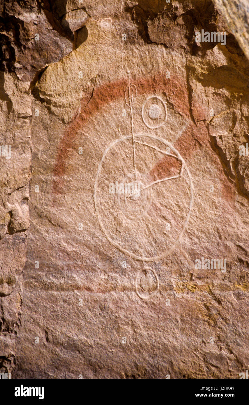 Le SEI a peint le pictogramme et petroglyph rock art avec le symbole d'un cercle ou d'hoop avec flèche, Utah Vernal Banque D'Images