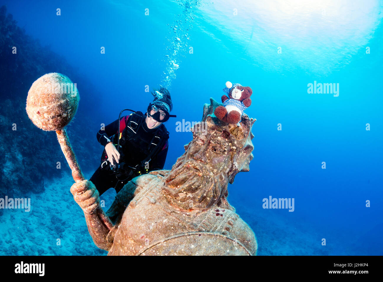 Femme plongeur et une grande statue sous-marine Banque D'Images