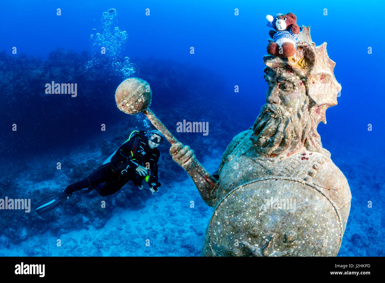 Plongeur et une grande statue sous-marine Banque D'Images