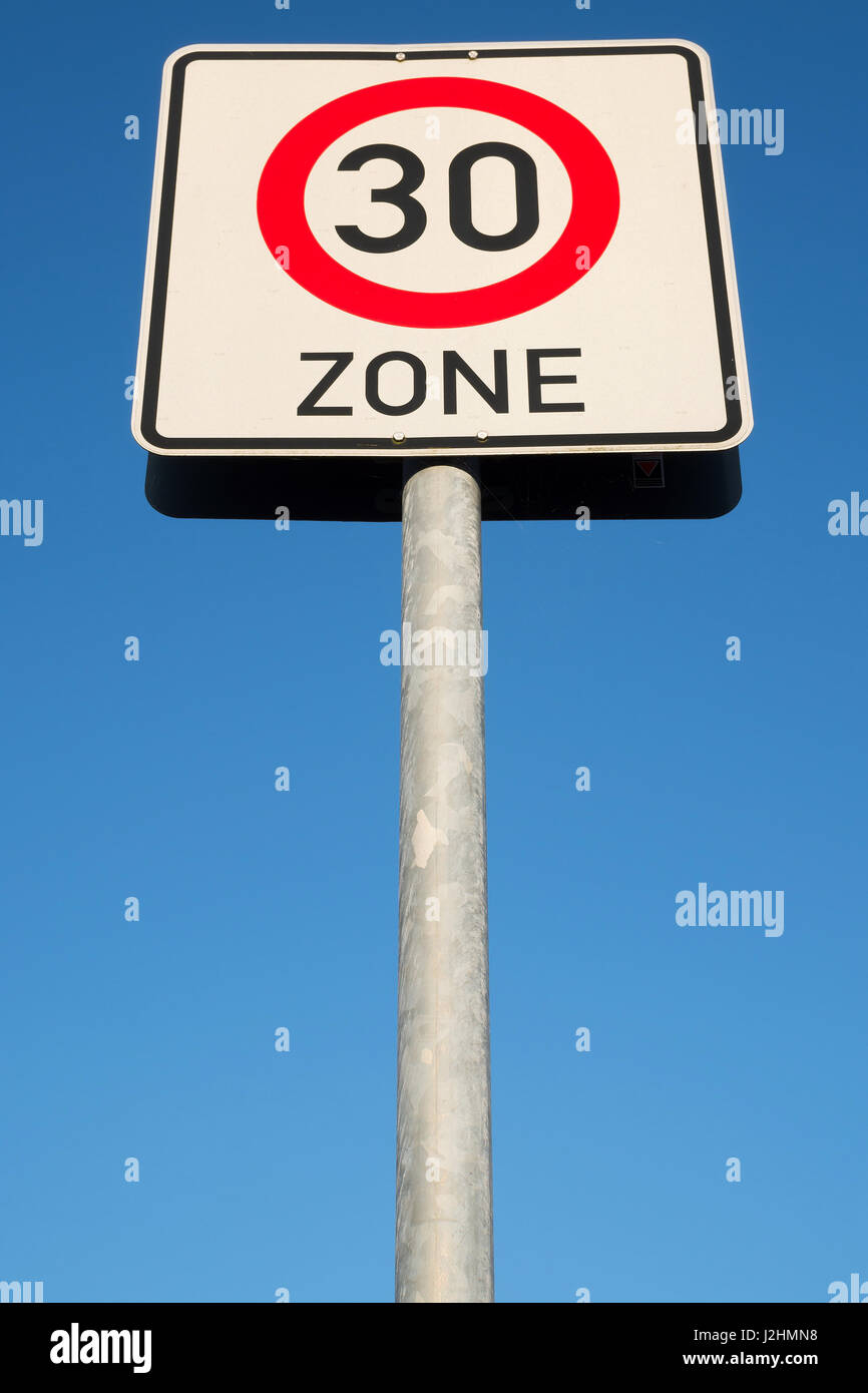 German road sign : début d'une zone 30 km/h Banque D'Images