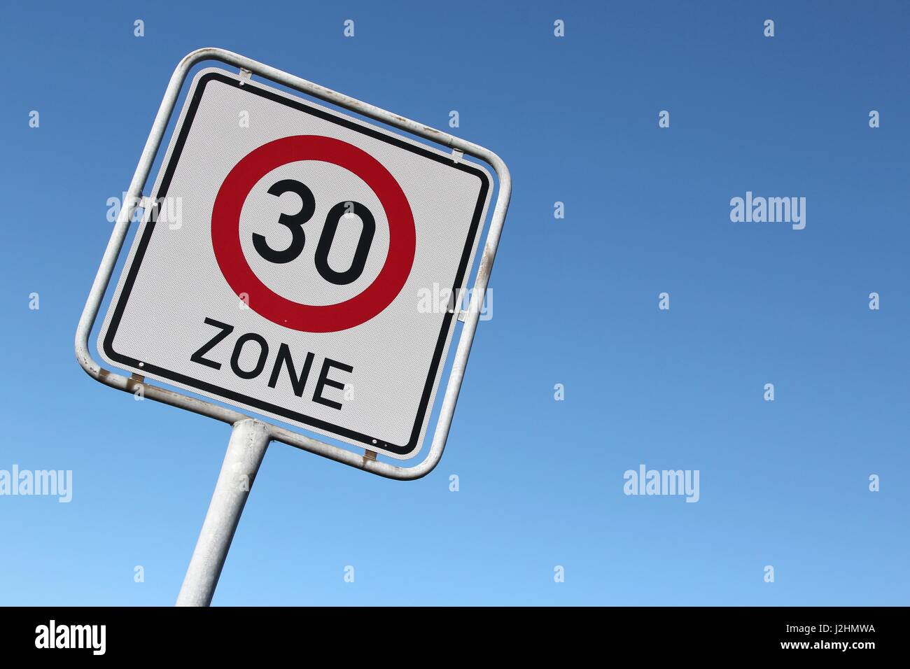 German road sign : début d'une zone 30 km/h Banque D'Images