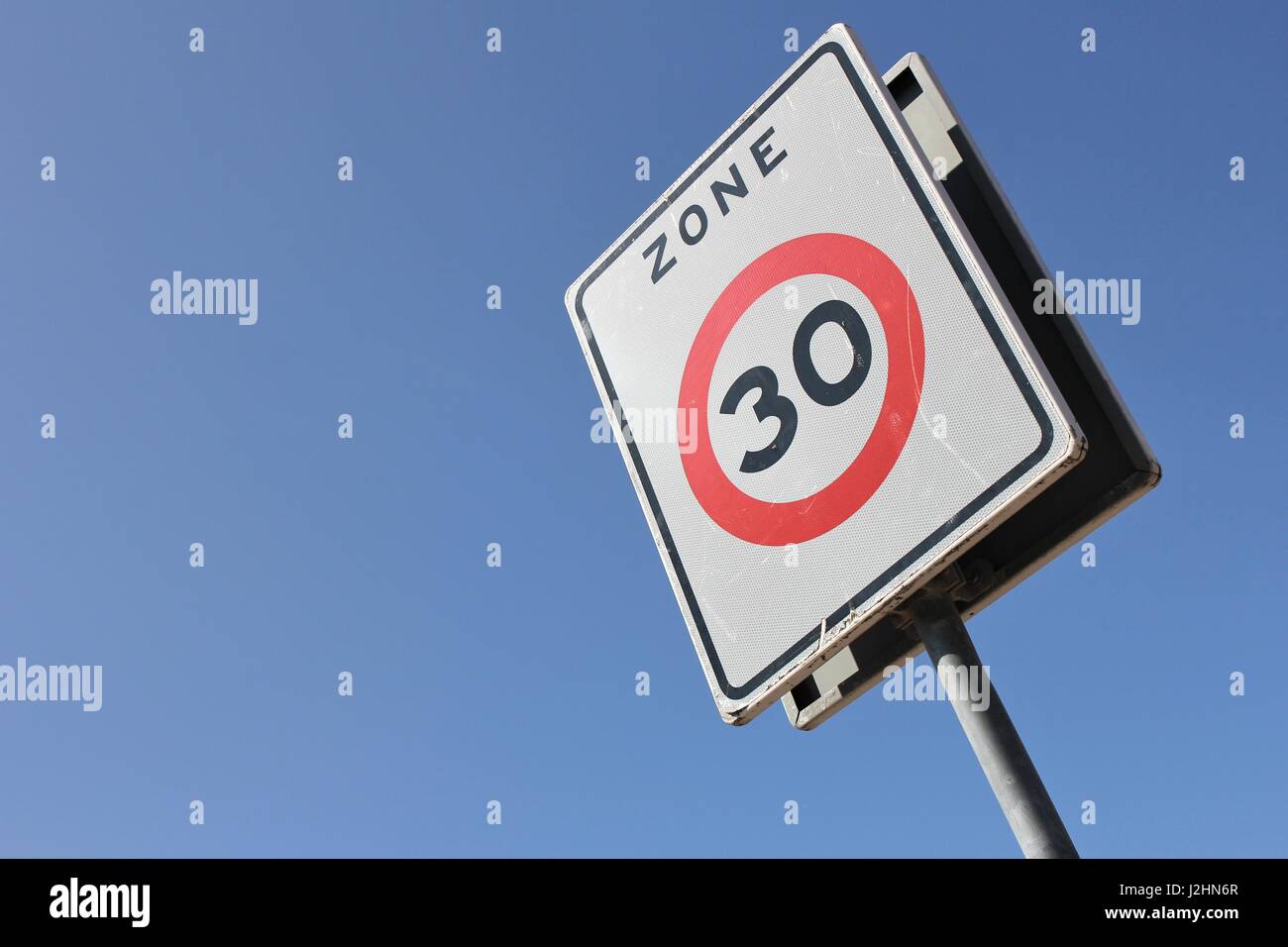 Panneau de limite de vitesse zone 30 Banque de photographies et d ...