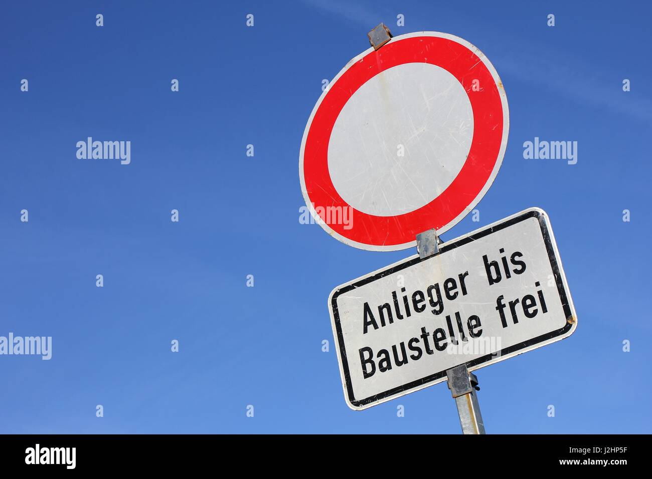 German road sign : pas verhicles - accès aux chantiers de construction voisins admis Banque D'Images