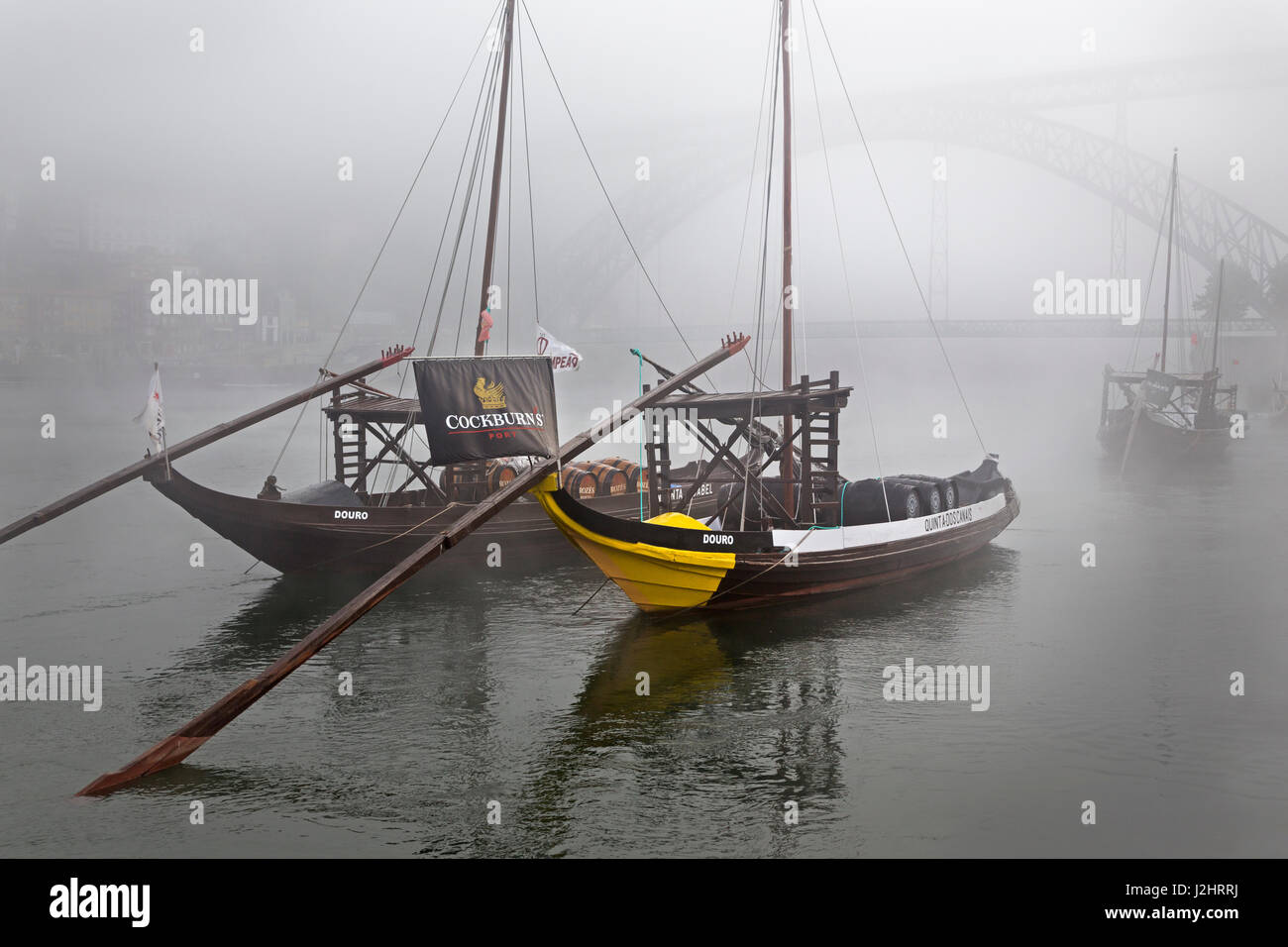 Bateaux Rabelo, bateaux à vin avec brouillard, Rio Douro, Porto, Portugal, Europe Banque D'Images