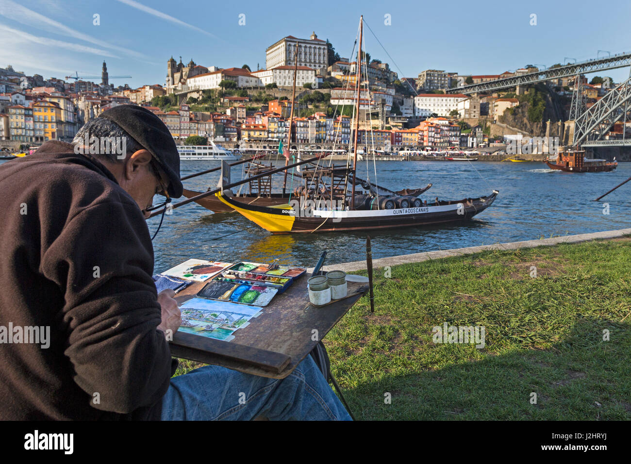 Peintre devant les bateaux Rabelo, bateaux à vin de port sur le Rio Douro, Douro, Porto, Portugal, Allemagne Banque D'Images