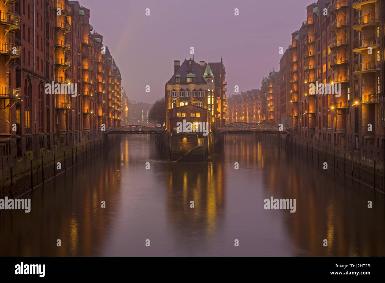 Château d'eau, de nuit entre fleetschlösschen holländischbrookfleet wandrahmsfleet, et quartier commerçant historique, Hambourg, Allemagne Banque D'Images
