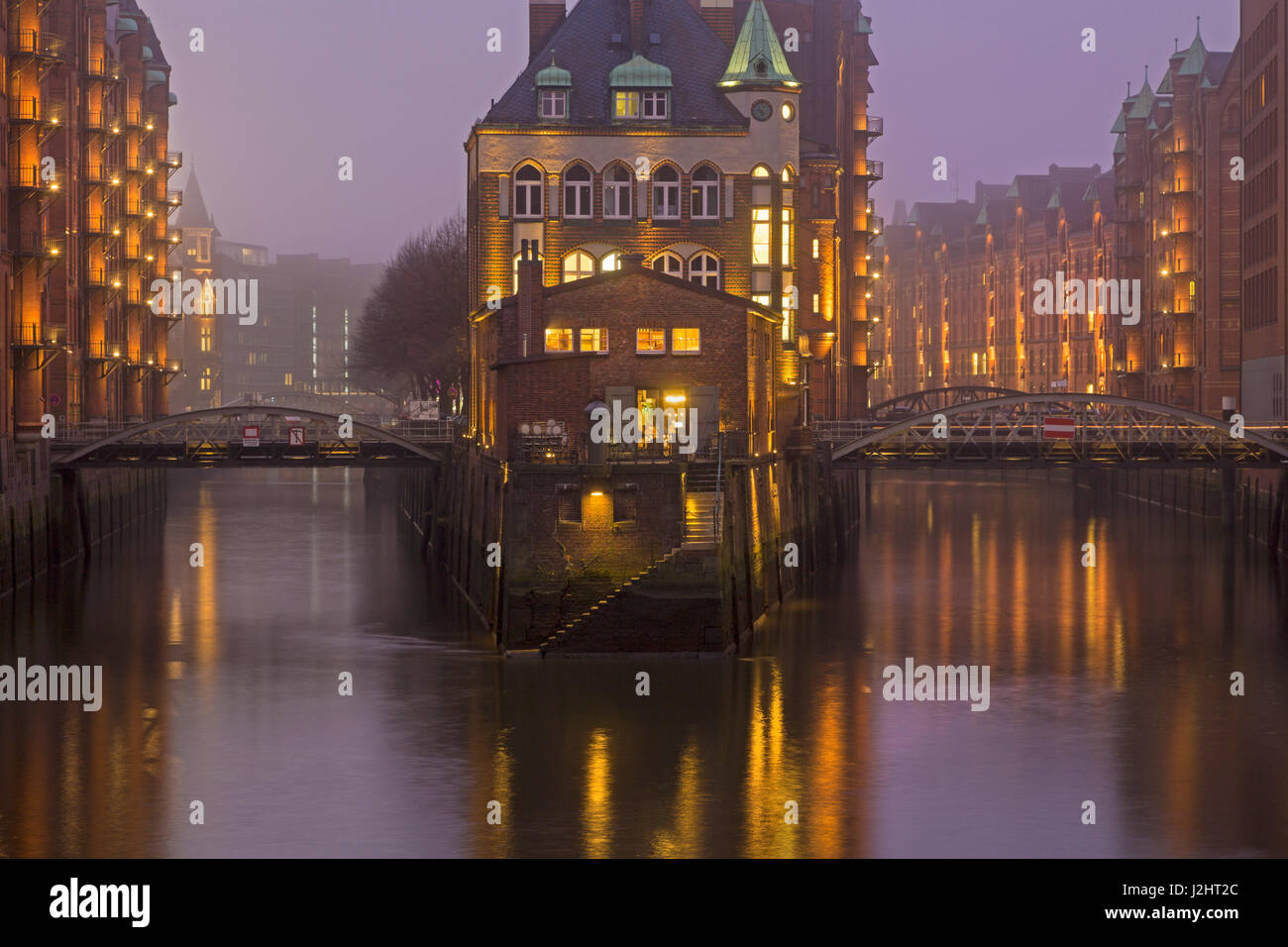 Château d'eau, de nuit entre fleetschlösschen holländischbrookfleet wandrahmsfleet, et quartier commerçant historique, Hambourg, Allemagne Banque D'Images