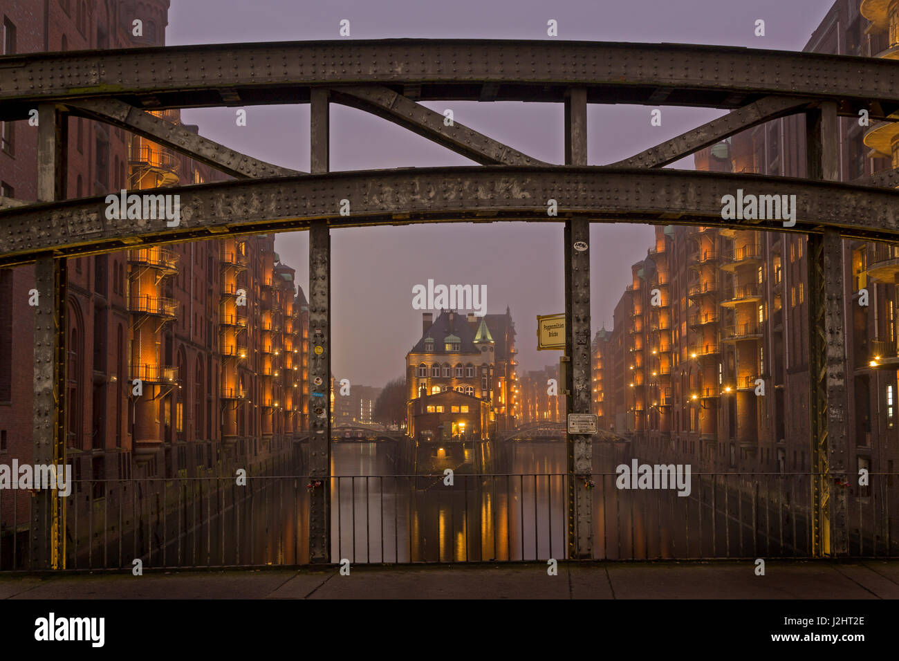 Poggenmühlen bridge at night avec vue sur château d'eau, quartier commerçant historique, Hambourg, Allemagne Banque D'Images