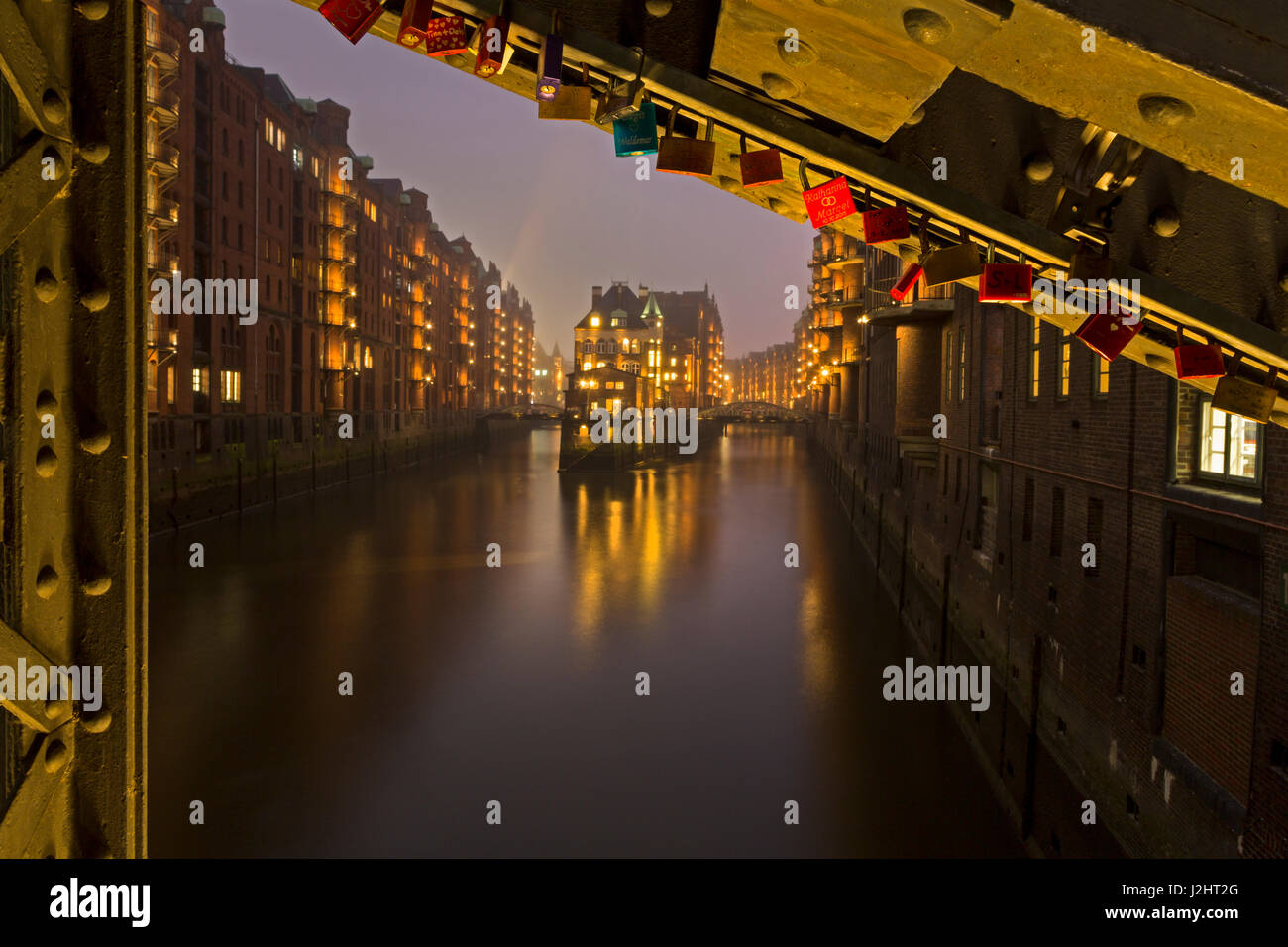 Poggenmühlen bridge at night avec vue sur château d'eau, quartier commerçant historique, Hambourg, Allemagne Banque D'Images