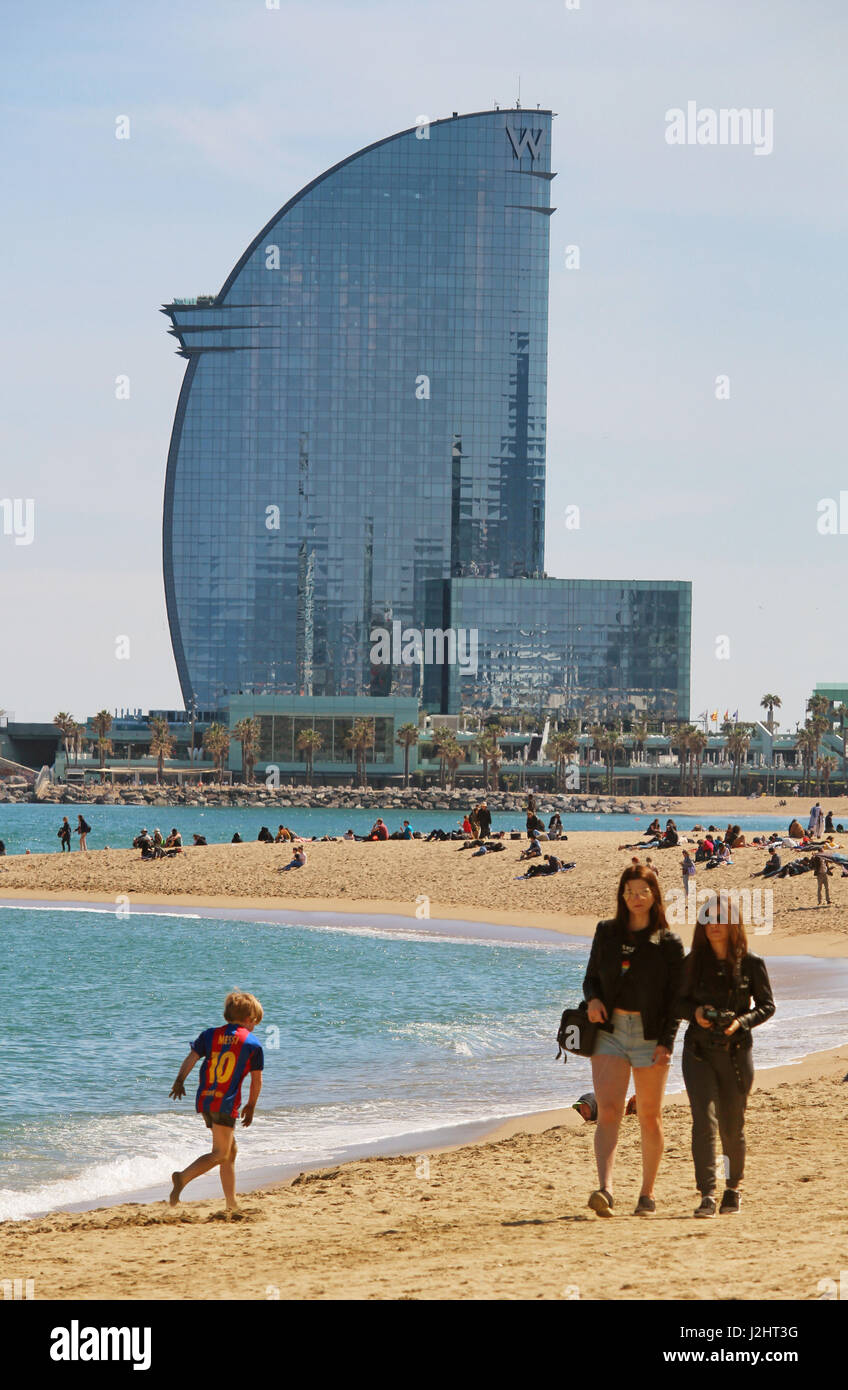 Barcelone/Espagne - 28 avril : 207 personnes profiter de la chaleur printanière sur la plage de la Barceloneta Banque D'Images