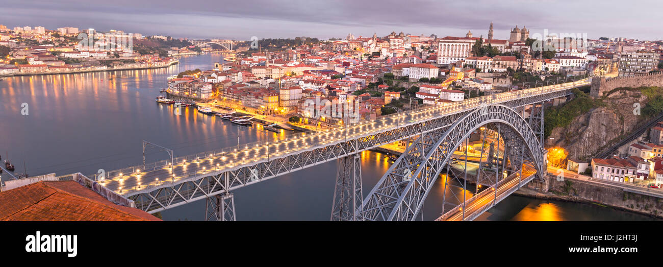 Vue sur Porto avec pont, Ponte Dom Luís I, en face du Douro, Porto, Portugal, Europe Banque D'Images