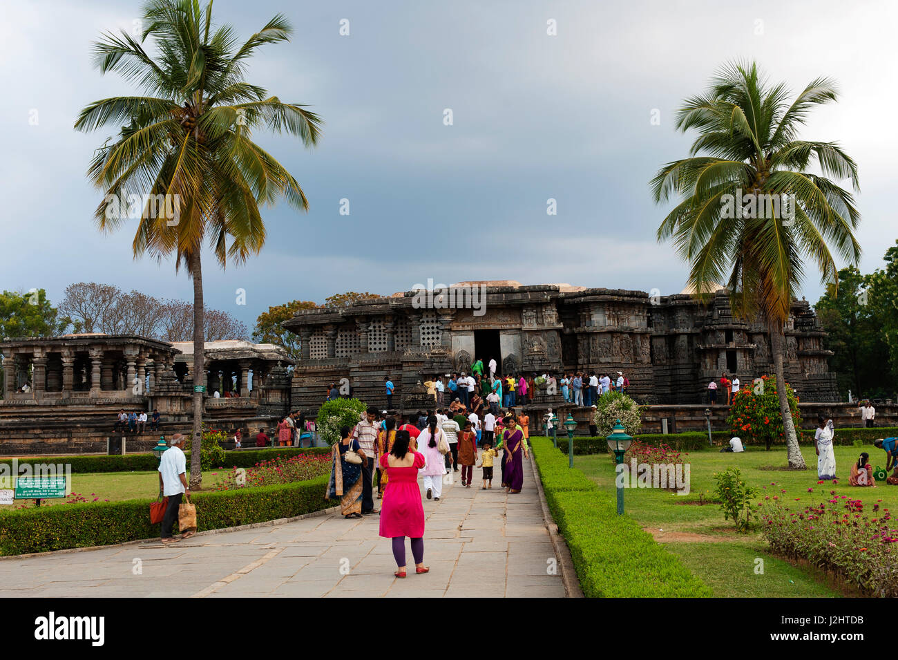 Les Indiens se rendant sur Hoysaleswara, un temple dédié au dieu hindou Shiva. Il faut 100 ans pour être fini, Halebeedu, Karnataka, Inde Banque D'Images