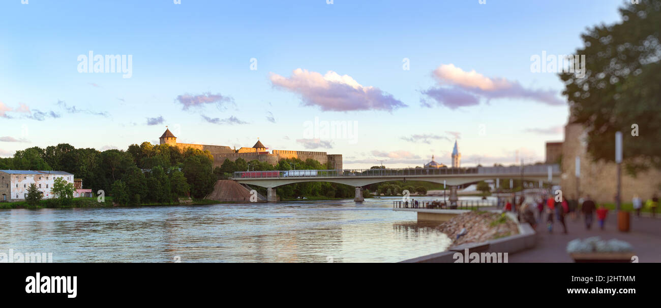 Herman Narva et château forteresse Ivangorod se tenir sur les rives de la rivière Narva. La fortification médiévale sur la frontière d'État russo-estoniennes. Hermanni linnus, E Banque D'Images