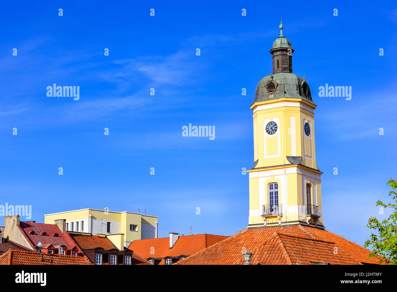 Tour de ville sur le toit de tuiles rouges sur place centrale de Kosciusko dans marché Bialystok, Pologne. Hôtel de ville de style baroque a été construit, l'Arkite 1745-1761 Banque D'Images