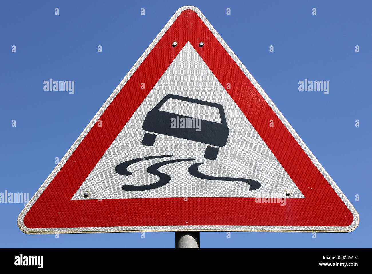 German road sign : route glissante Banque D'Images