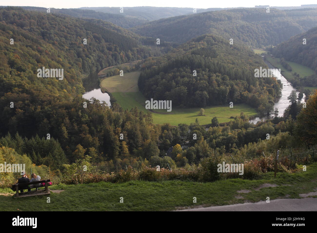 Le GiantsTomb à Botassart, Belgique où la Semois semble vous faire un gigantesque cercueil. Un point de vue panoramique dans les Ardennes. Banque D'Images