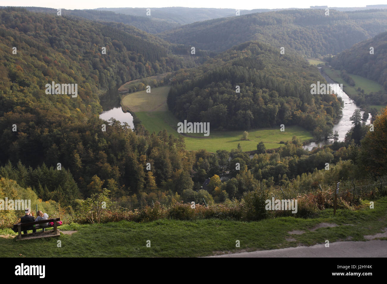 Le GiantsTomb à Botassart, Belgique où la Semois semble vous faire un gigantesque cercueil. Un point de vue panoramique dans les Ardennes. Banque D'Images