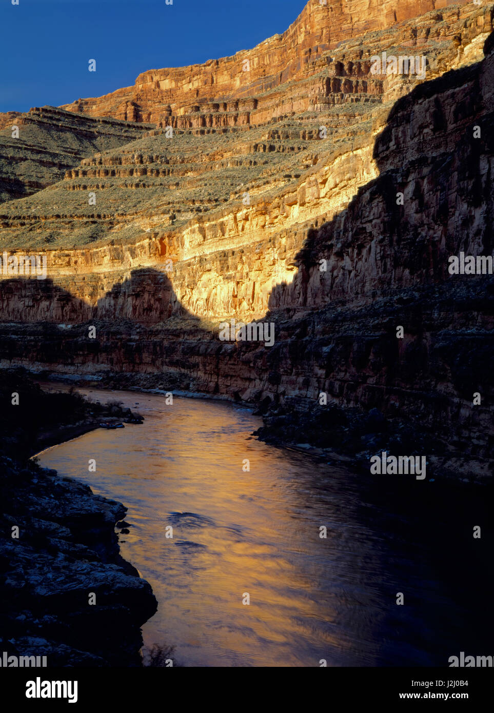 Glen Canyon National Recreation sont, dans l'Utah. USA. Cliff compte au lever du soleil le long de la Rivière San Juan. Tailles disponibles (grand format) Banque D'Images