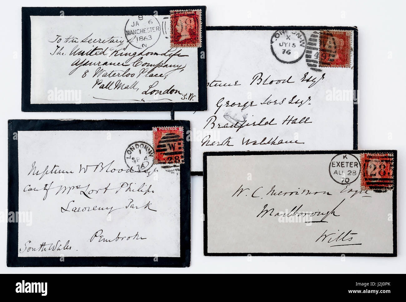 Enveloppes deuil écrit à la main avec la reine Victoria 1d rouge timbres. Banque D'Images