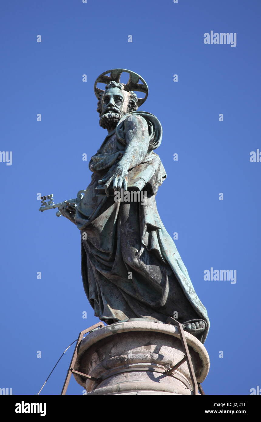 Statue de Saint Pierre sur le haut de la colonne de Trajan à Rome, Italie Banque D'Images Statue de Saint Pierre sur le haut de la colonne de Trajan à Rome, Italie Banque D'Images