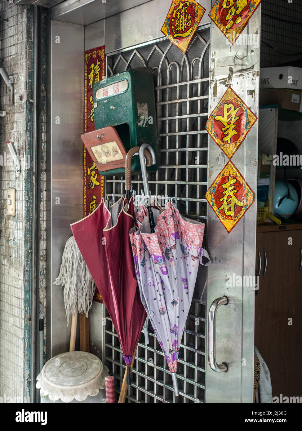 Taipei, Taiwan - 08 octobre 2016 : boîte aux lettres verte avec des titres chinois et parasols Banque D'Images