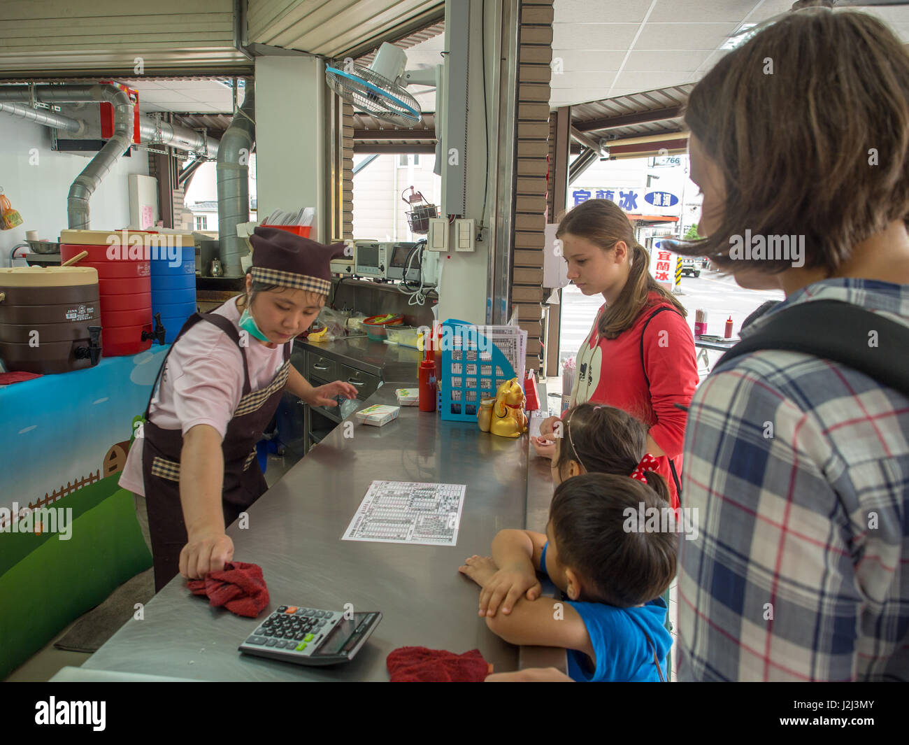 Yilan, Taiwan - le 14 octobre 2016 : petit-déjeuner en famille achète taiwanais taiwanais street food bar Banque D'Images