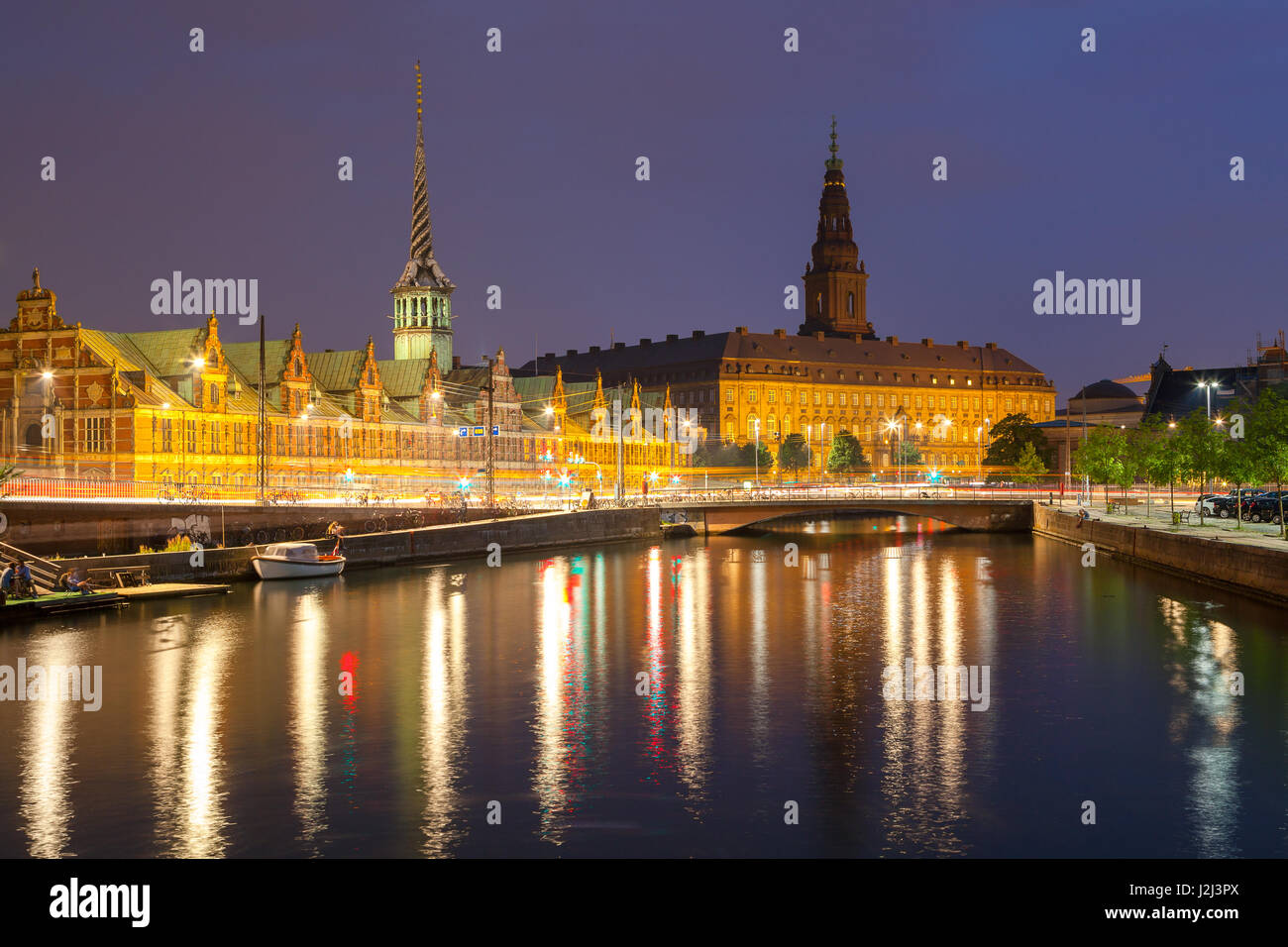 Nuit vue sur Palais Christiansborg et bâtiment de la Bourse sur le canal de Copenhague. Banque D'Images