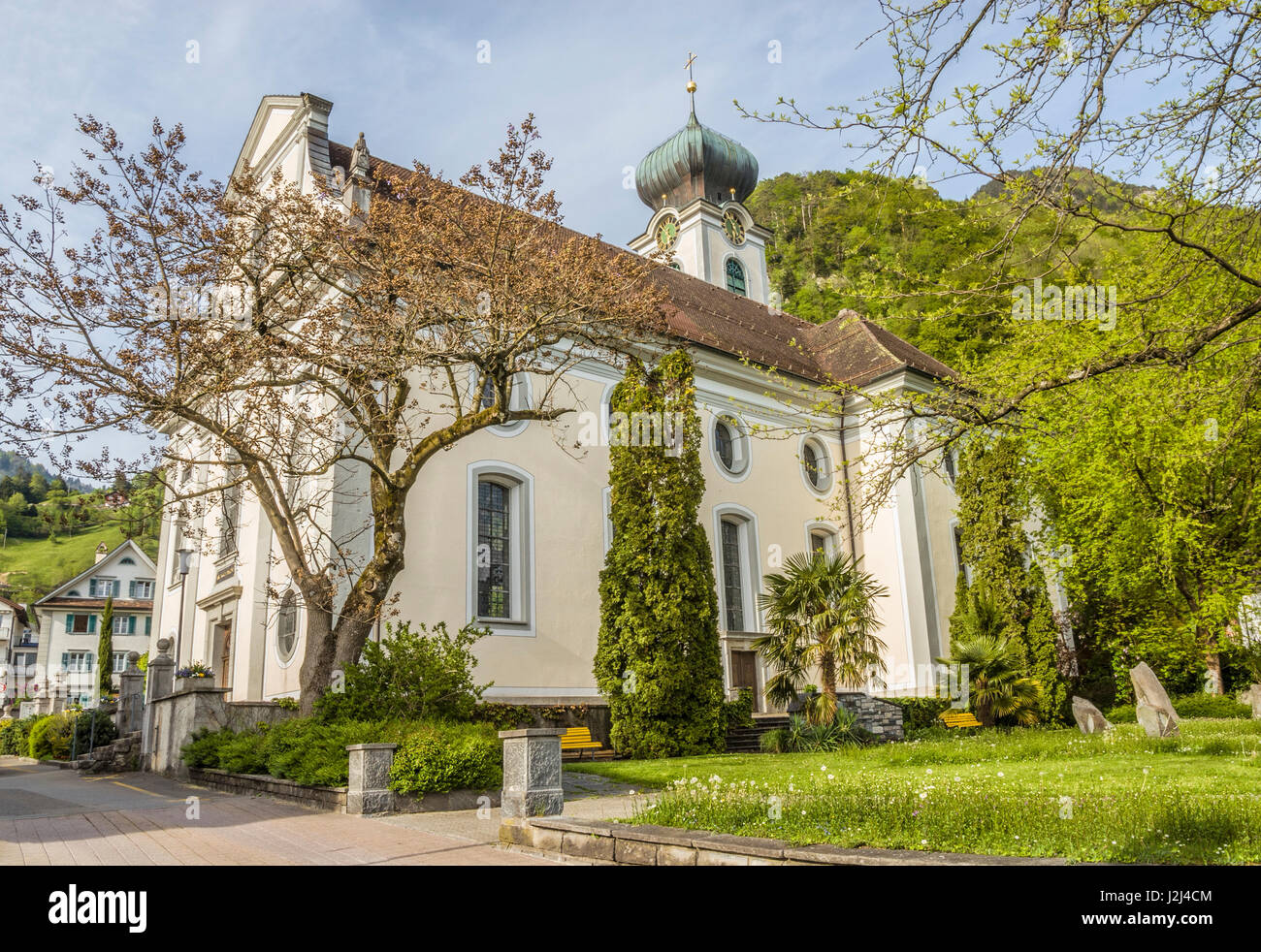 Église catholique romaine du village de Gersau; lac de Lucerne; Suisse Banque D'Images