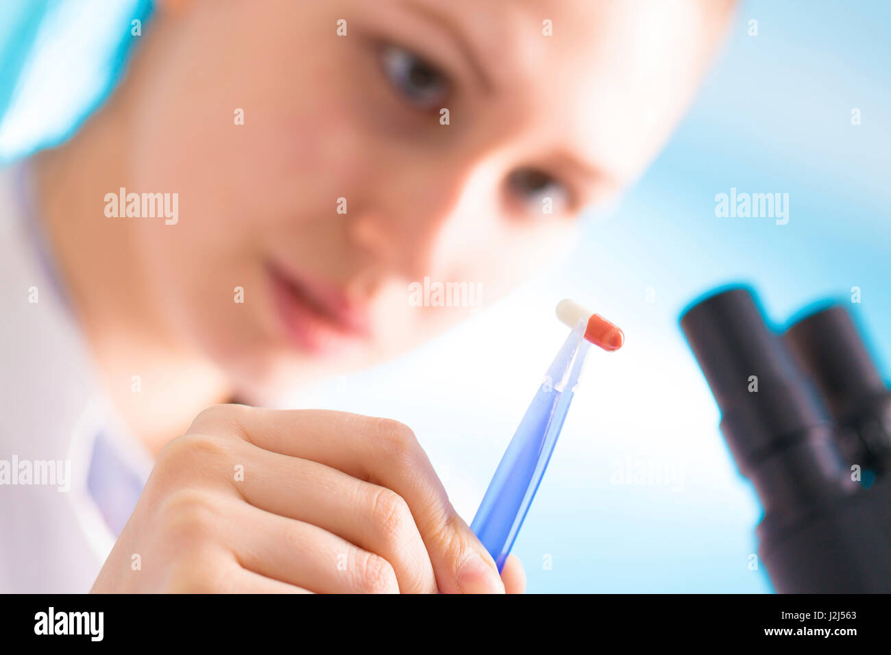 Female scientist holding pill à épiler. Banque D'Images