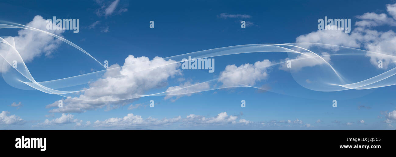 Cloudscape dans ciel bleu, vue panoramique. Banque D'Images