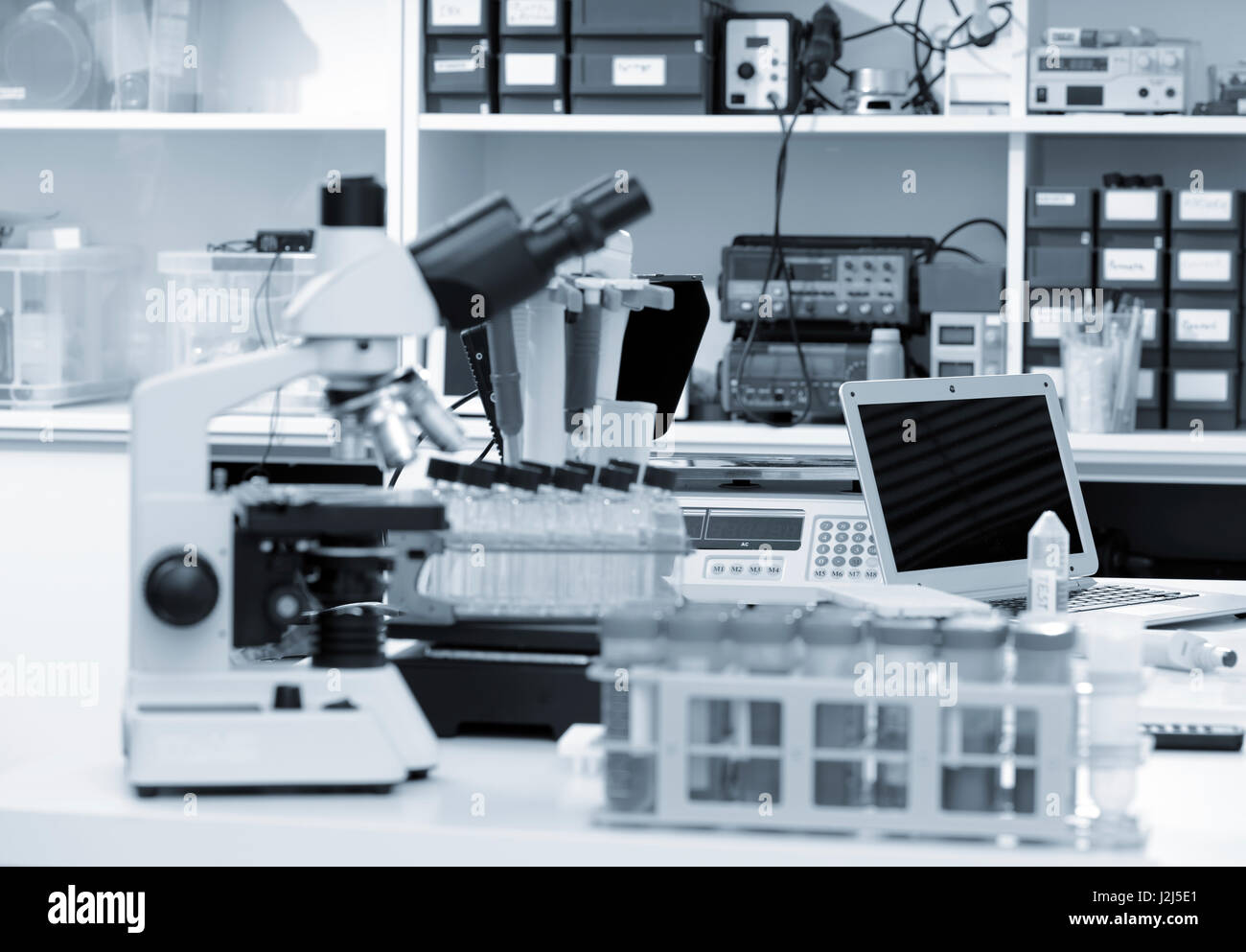 Microscope et matériel scientifique dans le laboratoire. Banque D'Images