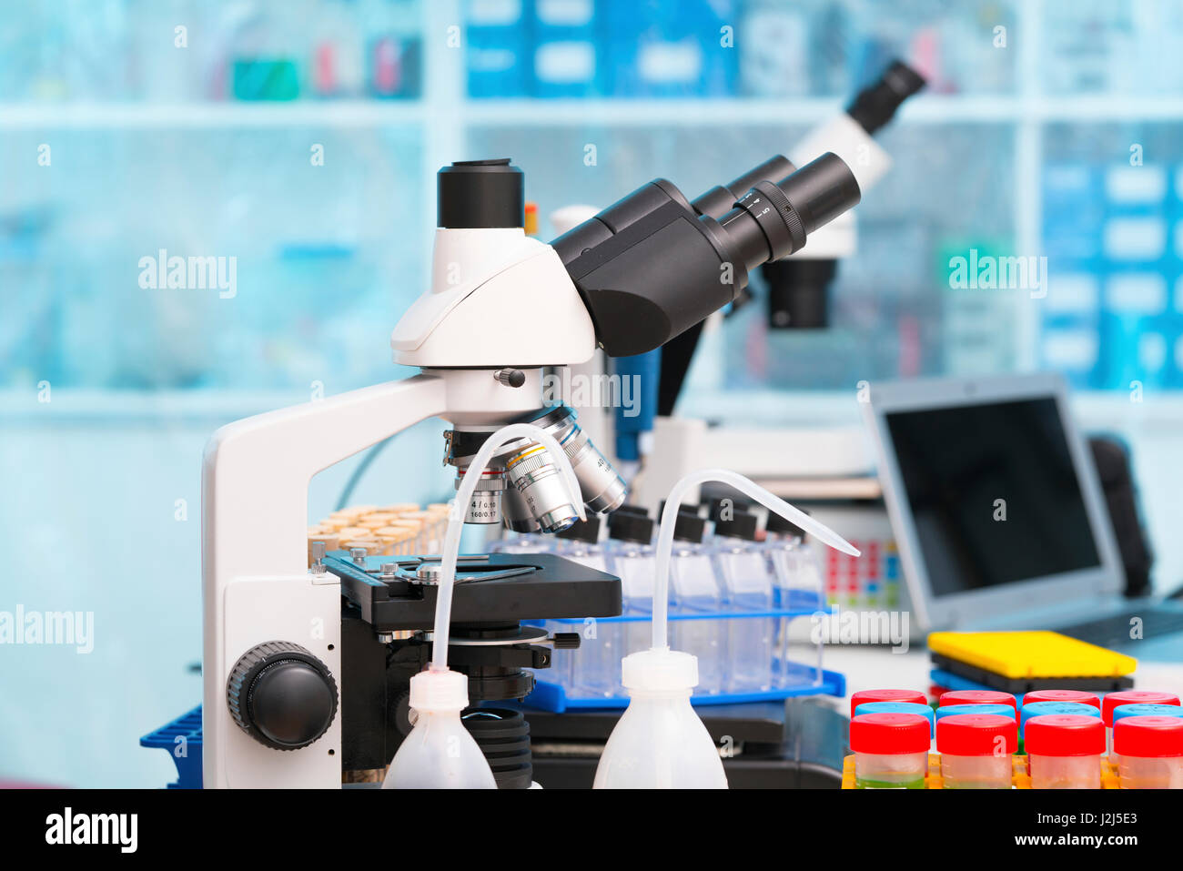 Microscope et matériel scientifique dans le laboratoire. Banque D'Images