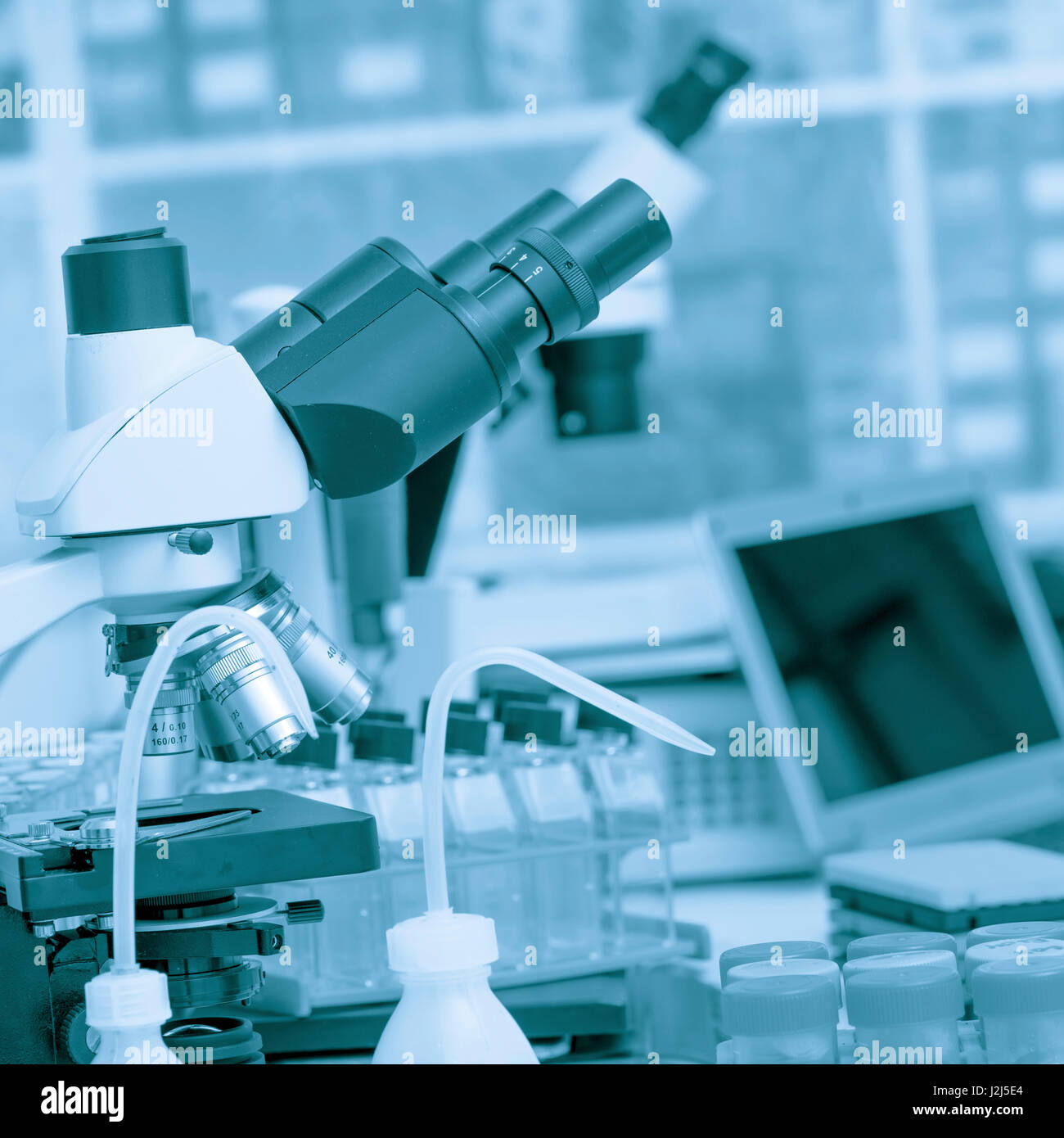 Microscope et matériel scientifique dans le laboratoire. Banque D'Images