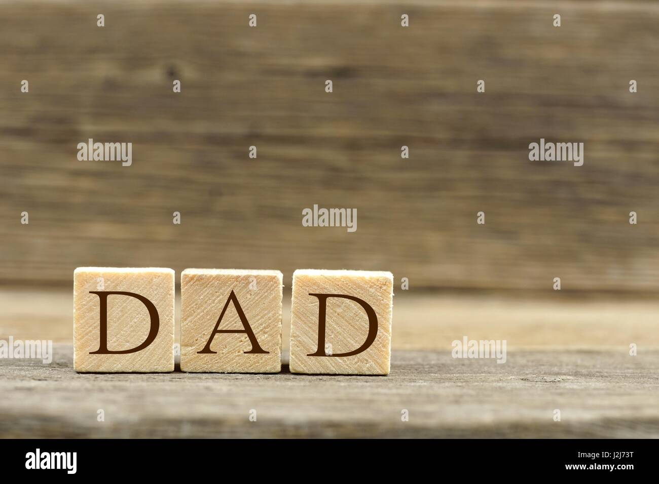 Jouet en bois blocks spelling papa avec un vieux fond de bois Banque D'Images