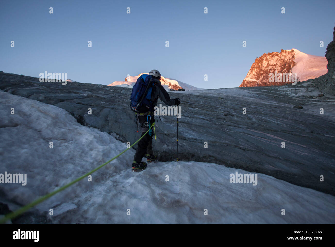 1 personne, alpiniste en face de crevasse, fer à repasser, escalade de glace, glacier, monter, l'approche, le soleil, sommet, solitude, glacier, seul, le lever du soleil, Banque D'Images