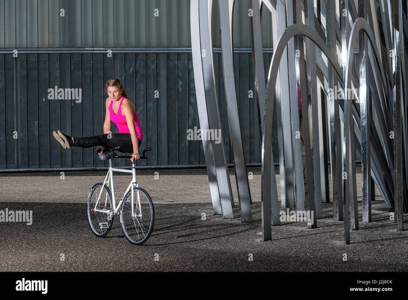 Femme, 19 ans, à vélo avec roue artificielle, à l'extérieur Banque D'Images