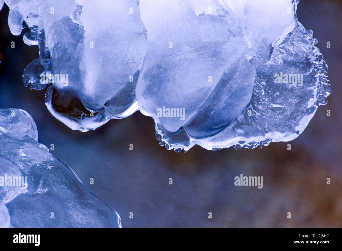 La glace se forme sculpturale naturelle dans le Mountain Brook Banque D'Images