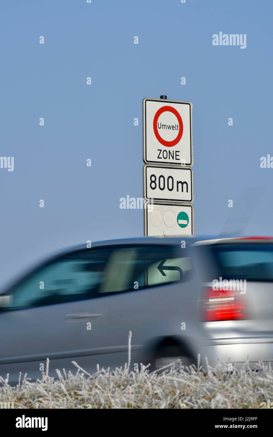 Inscription Zone de l'environnement label vert, une voiture passe, Stuttgart, Bade-Wurtemberg, Allemagne Banque D'Images