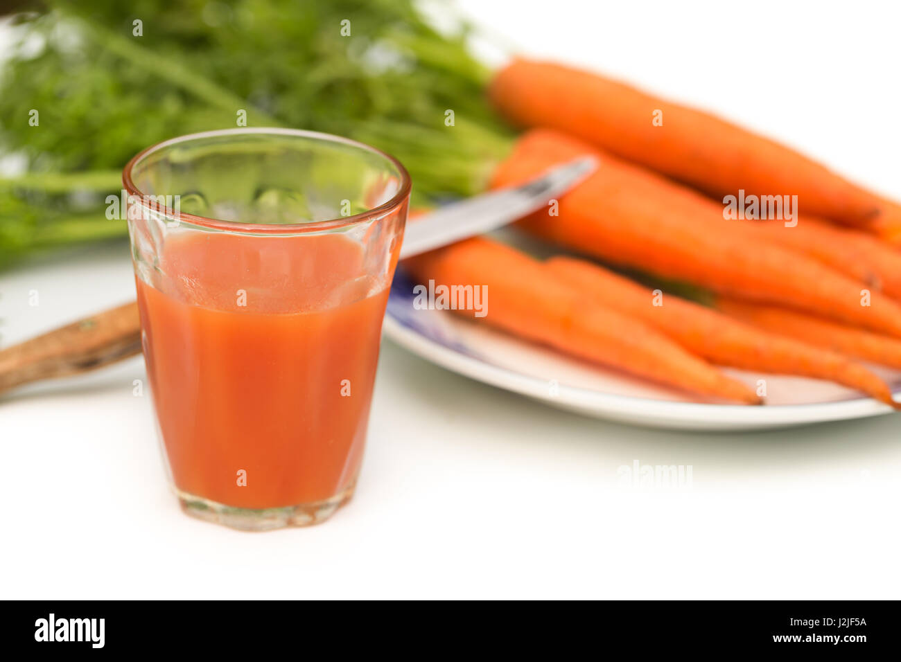 Le jus de carotte frais récolte dans le jardin Banque D'Images