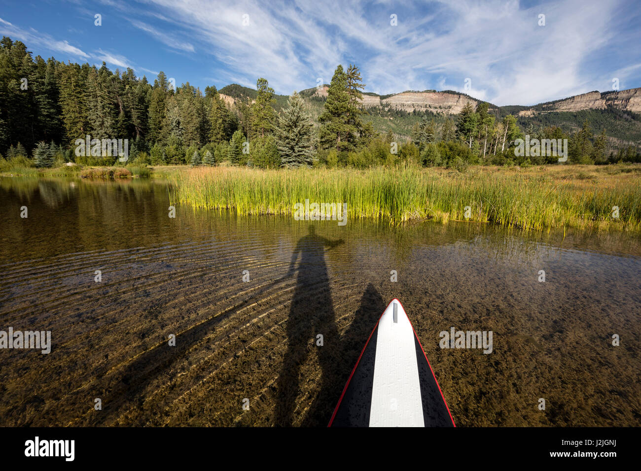 SUP Stand Up Paddle Board sur le lac Haviland, Durango, Colorado. Banque D'Images