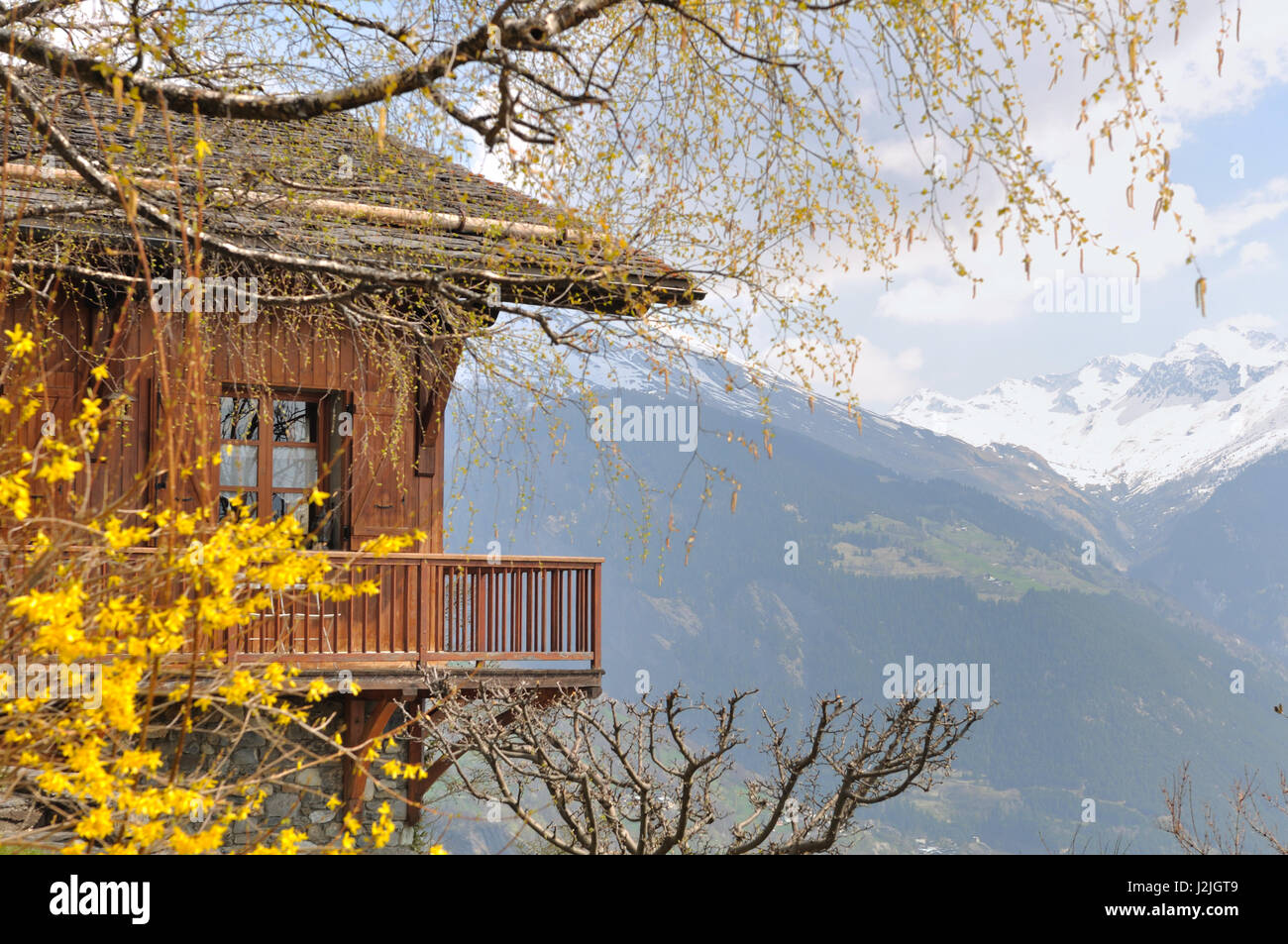 Chalet en bois avec balcon donnant sur la montagne Banque D'Images