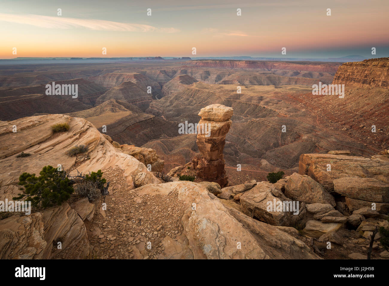 Point de vue de l'Utah, Muley qui est sur le bord d'Oreilles Ours National Monument, USA. Donnant sur la Nation Navajo. Banque D'Images