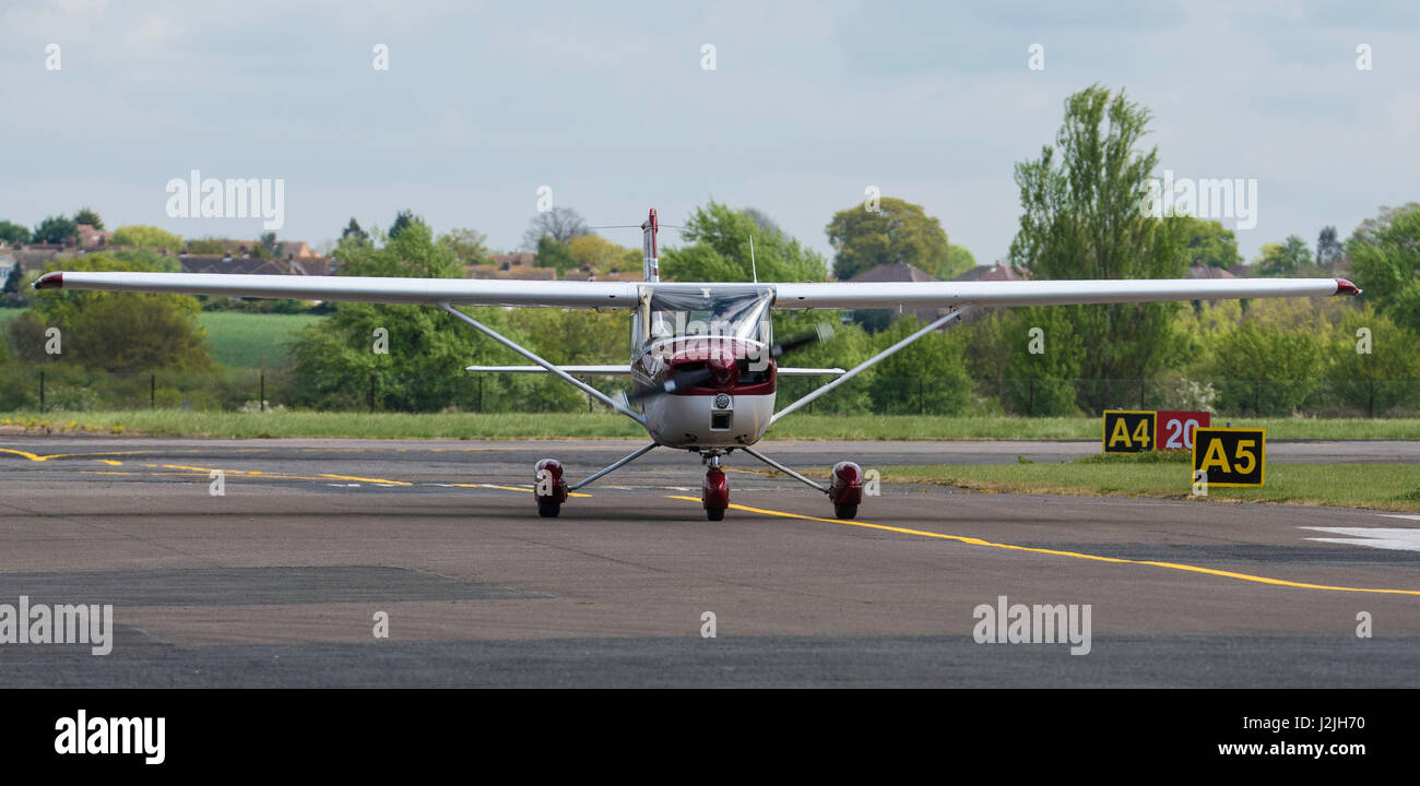 Cessna F150-L (G-BIFY), des terres à North Weald airfield Banque D'Images